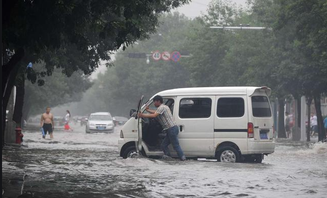 雨天开车注意事项_出行提示_雨天安全出行