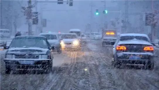 雪天行车安全小贴士_冬季雪地驾驶技巧_出行提示