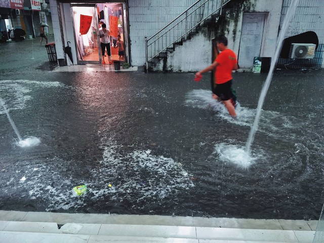 出行提示_暴雨天气安全避险指南_强降雨出行安全措施