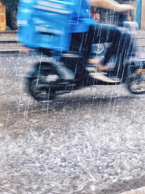 强降雨出行安全措施_出行提示_暴雨天气安全避险指南