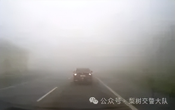 出行提示_秋冬交通安全指南_路面湿滑黏腻能见度骤降