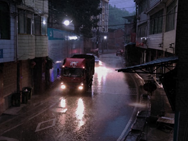 出行提示_暴雨天气出行注意事项_强降雨出行安全指南