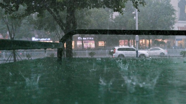 出行提示_强降雨出行安全指南_暴雨天气出行注意事项