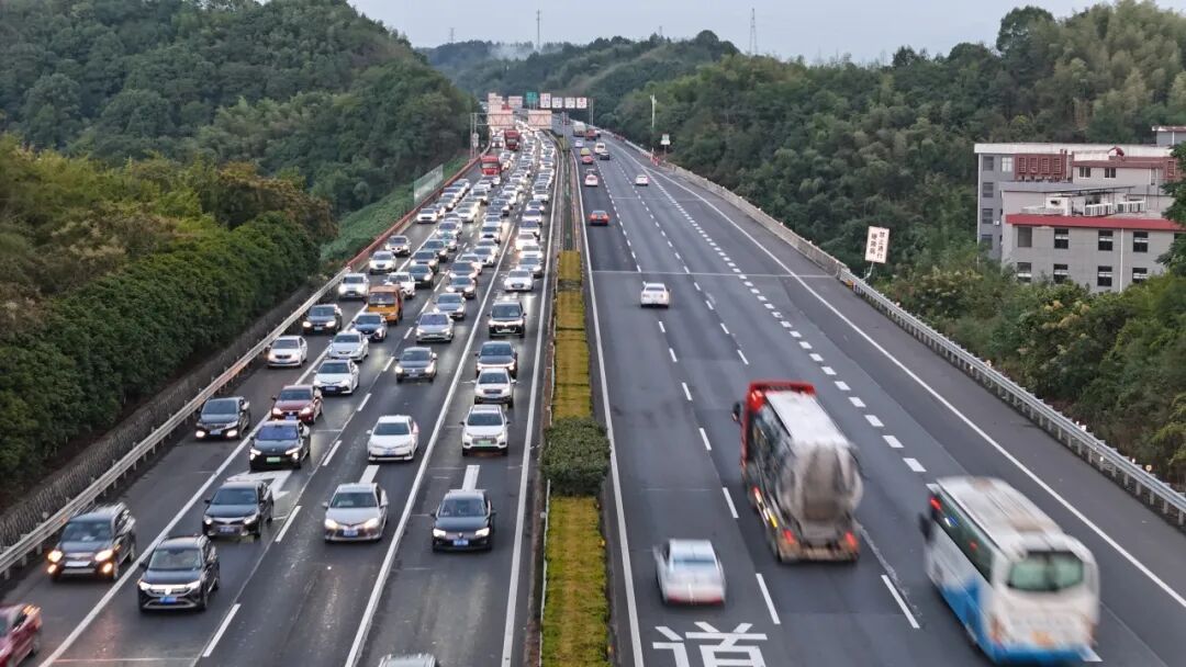 高速行车安全提示_国庆中秋返程铁路客流量_出行提示