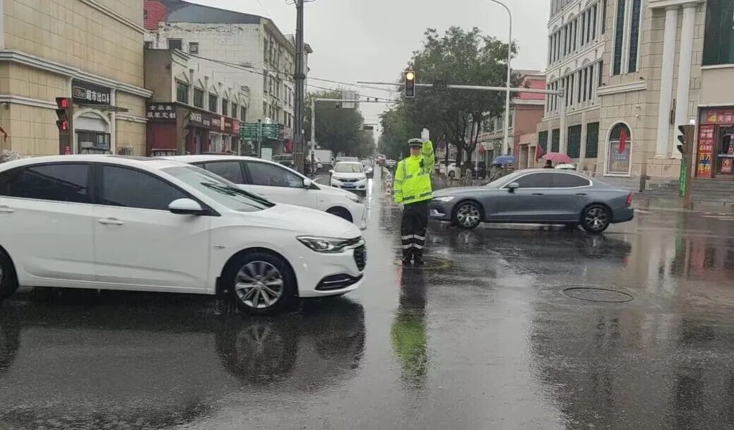 廊坊交警雨天出行安全_出行提示_京津冀强降雨路况信息