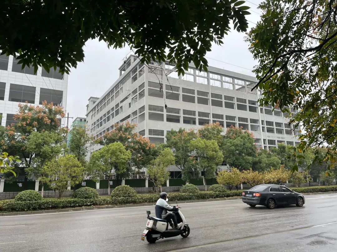 突发情况特殊车辆通行_限行_交警人为干预红绿灯时间限制