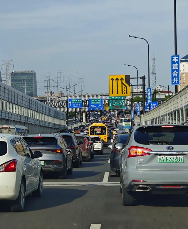 新能源车占比增长_限行_上海交通拥堵升级