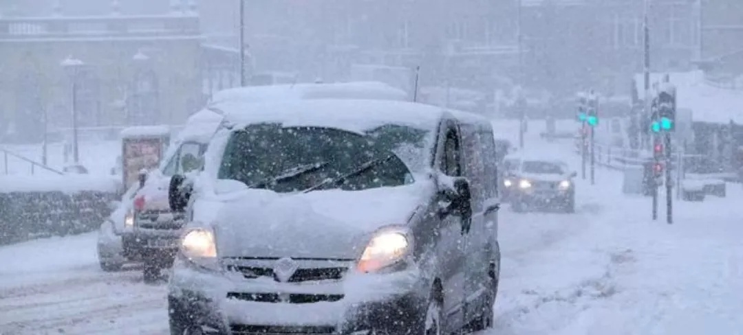 驾驶过程中控制车速保持车距使用灯光谨慎转弯_出行提示_驾车出行清理车辆积雪检查车灯刹车轮胎