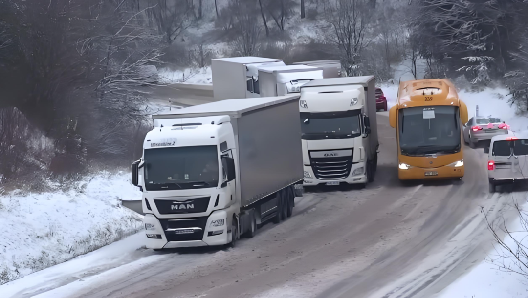 冬季重型货车驾驶安全注意事项_冬季货车出行安全准备_出行提示
