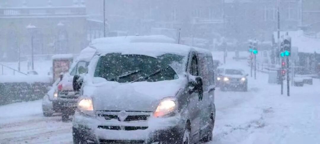 驾车出行清理车辆积雪检查车灯刹车轮胎_驾驶过程中控制车速保持车距使用灯光谨慎转弯_出行提示