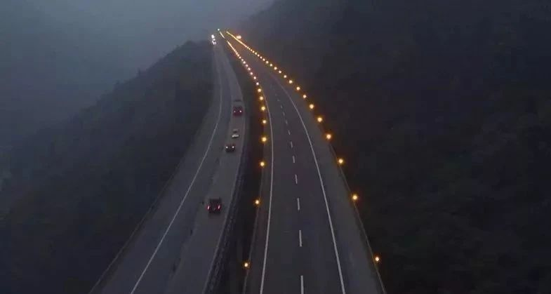 出行提示_低能见度行车技巧_雾天行车安全常识