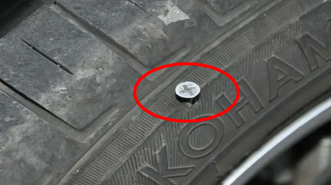 出行提示_雪天行车安全注意事项_绕车检查车胎安全