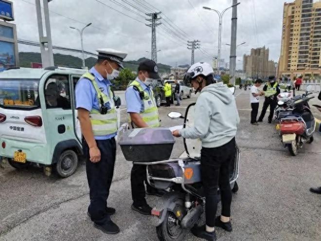 黄色临时标识牌禁行_禁行_电动车号牌新规