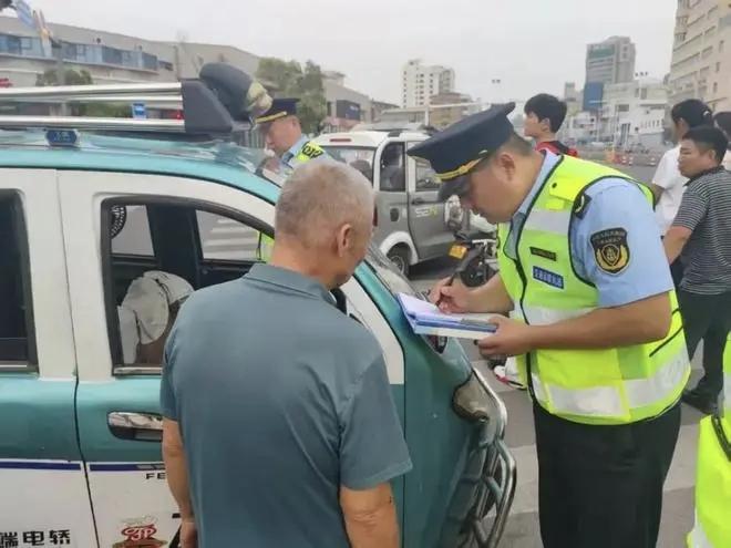 禁行_黄色临时标识牌禁行_电动车号牌新规