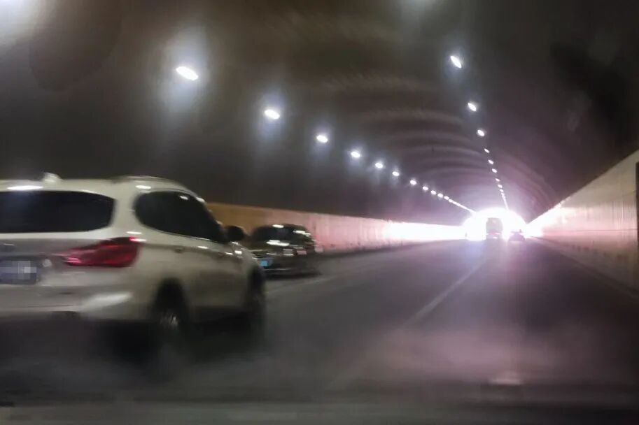 骑车保暖防滑安全_断崖式降温开车须知_出行提示