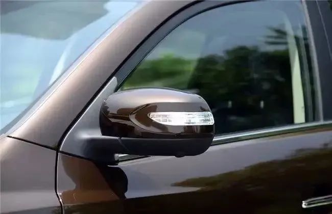 出行提示_大风天气安全驾车_紧闭车门防风沙