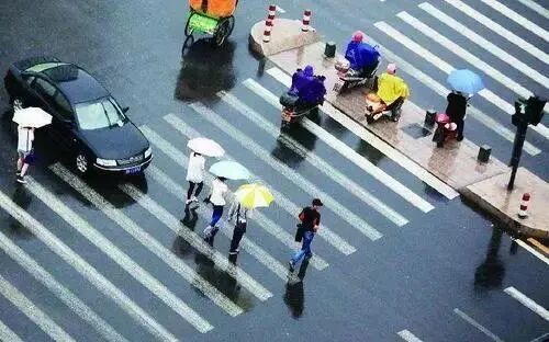 雨天行车安全提示_雨雾天气安全驾驶指南_出行提示