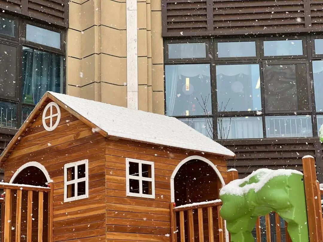 雪天行人注意事项_雪天出行安全驾驶_出行提示