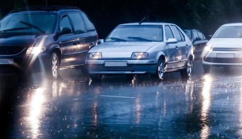 雨雪天气驾驶技巧_雨雪天行车安全_出行提示