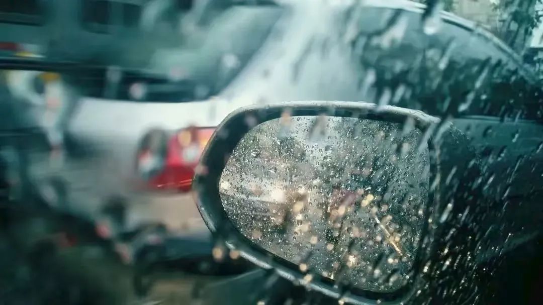 雨季驾驶技巧_雨天行车安全_出行提示