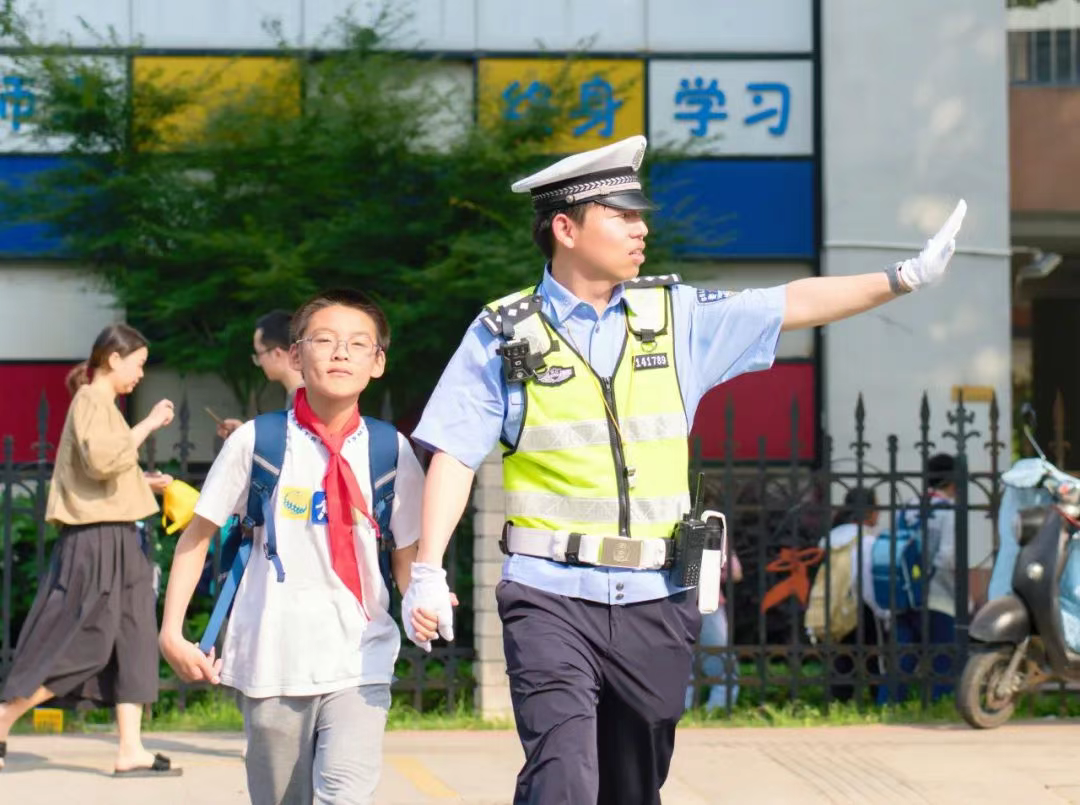 步行骑行乘车安全指南_开学季交通安全提示_出行提示