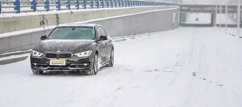 雪天路面行车指南_河南高速雪天交通管制_出行提示