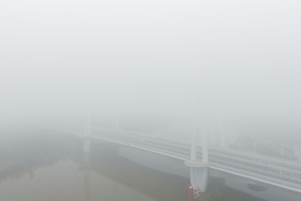 冻雨出行注意事项_出行提示_元旦返程雨雪天气安全驾驶