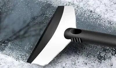 冰冻天气行车安全提示_谨慎低速行驶冰冻路面_出行提示