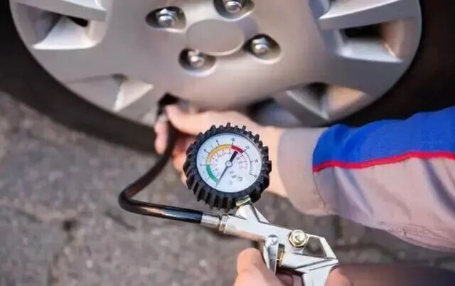 出行提示_冰冻天气行车安全提示_谨慎低速行驶冰冻路面